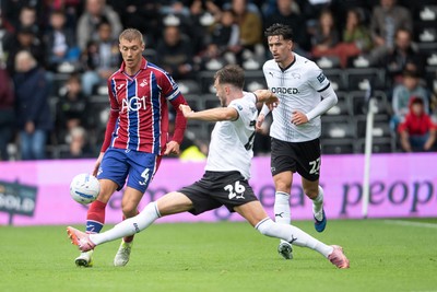290826 - Derby County v Swansea City - Sky Bet Championship - Jay Fulton of Swansea City is challenged by Ryan Hedges of Derby