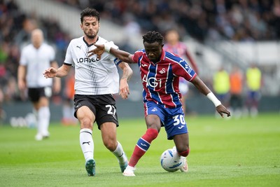 290826 - Derby County v Swansea City - Sky Bet Championship - Jospeh Opoku of Swansea City is challenged by Lewis Travis of Derby
