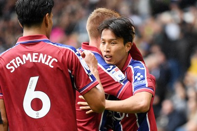 290826 - Derby County v Swansea City - Sky Bet Championship - Eom Ji-Sung of Swansea City celebrates scoring a goal with team mates