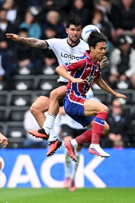 290826 - Derby County v Swansea City - Sky Bet Championship - Eom Ji-Sung of Swansea City challenges for the ball