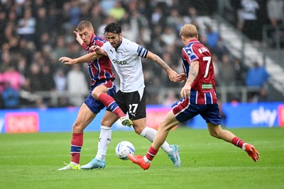 290826 - Derby County v Swansea City - Sky Bet Championship - Jay Fulton of Swansea City is challenged by Lewis Travis of Derby