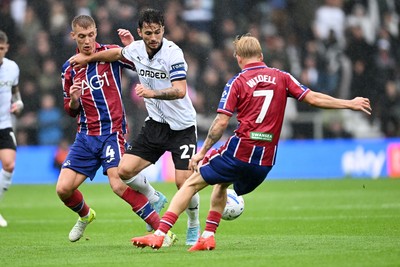 290826 - Derby County v Swansea City - Sky Bet Championship - Jay Fulton of Swansea City is challenged by Lewis Travis of Derby