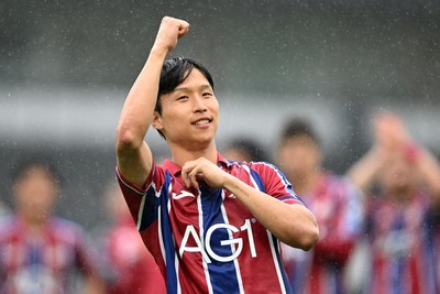 290826 - Derby County v Swansea City - Sky Bet Championship - Eom Ji-Sung of Swansea City celebrates at full time