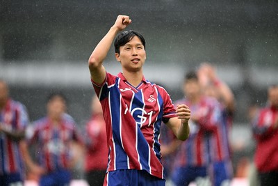 290826 - Derby County v Swansea City - Sky Bet Championship - Eom Ji-Sung of Swansea City celebrates at full time