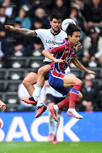 290826 - Derby County v Swansea City - Sky Bet Championship - Eom Ji-Sung of Swansea City challenges for the ball