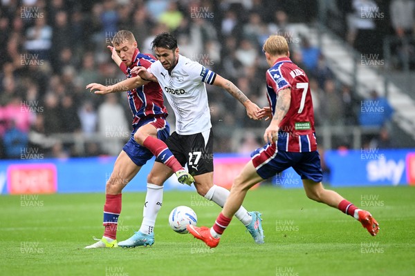 290826 - Derby County v Swansea City - Sky Bet Championship - Jay Fulton of Swansea City is challenged by Lewis Travis of Derby
