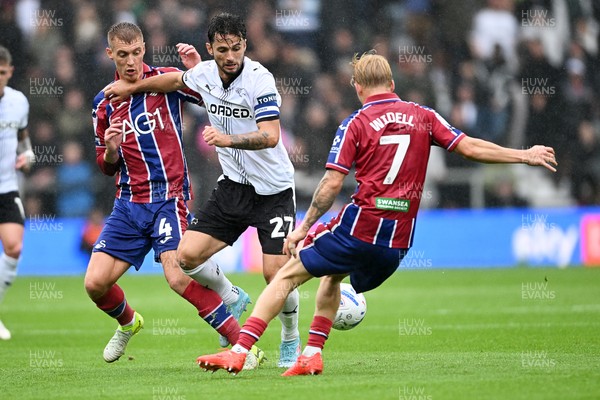 290826 - Derby County v Swansea City - Sky Bet Championship - Jay Fulton of Swansea City is challenged by Lewis Travis of Derby