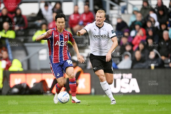 290826 - Derby County v Swansea City - Sky Bet Championship - Eom Ji-Sung of Swansea City is challenged by Sondre Langas of Derby