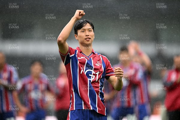 290826 - Derby County v Swansea City - Sky Bet Championship - Eom Ji-Sung of Swansea City celebrates at full time