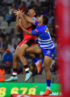 160525 - DHL Stormers v Cardiff Rugby - United Rugby Championship - Gabriel Hamer-Webb of Cardiff Rugby and Suleiman Hartzenberg of DHL Stormers