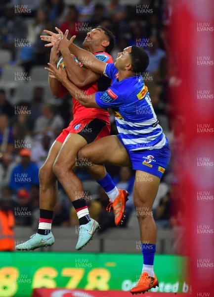 160525 - DHL Stormers v Cardiff Rugby - United Rugby Championship - Gabriel Hamer-Webb of Cardiff Rugby and Suleiman Hartzenberg of DHL Stormers