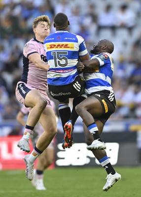 300525 - DHL Stormers v Cardiff Rugby - United Rugby Championship Quarter Final - Jacob Beetham of Cardiff Rugby, Damian Willemse and Seabelo Senatla of the Stormers
