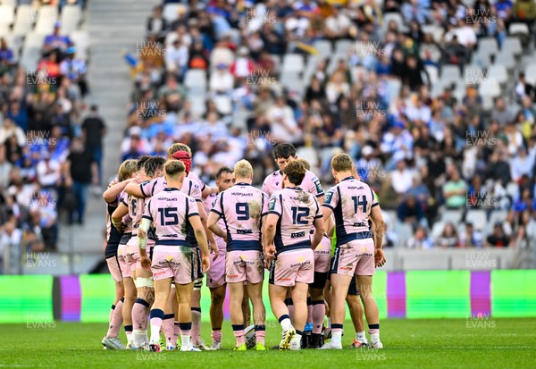 300525 - DHL Stormers v Cardiff Rugby - United Rugby Championship Quarter Final - Cardiff huddle