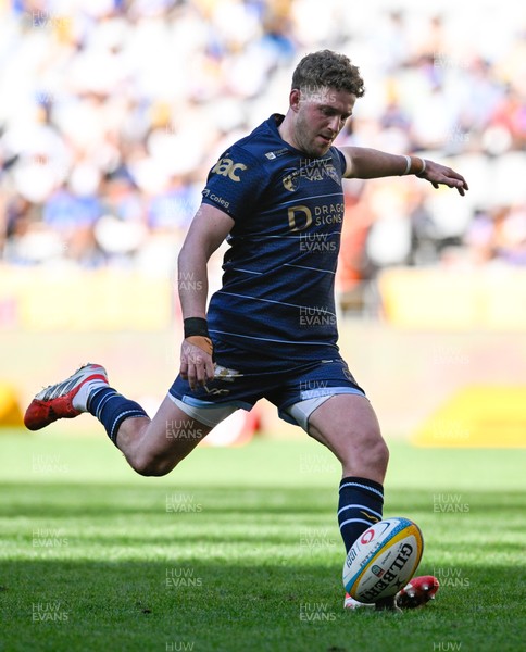 220326 - DHL Stormers v Dragons RFC - United Rugby Championship - Angus O’Brien of Dragons kicks for goal