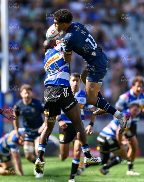 220326 - DHL Stormers v Dragons RFC - United Rugby Championship - Rio Dyer of Dragons (R) competes for a high ball 