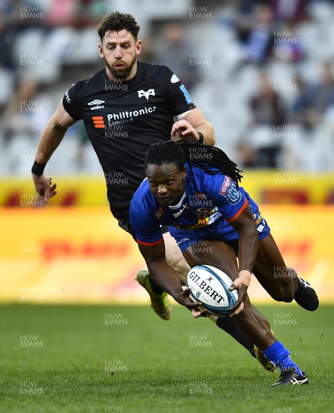 020422 - DHL Stormers v Ospreys - United Rugby Championship - Alex Cuthbert of Ospreys and Seabelo Senatla of the Stormers