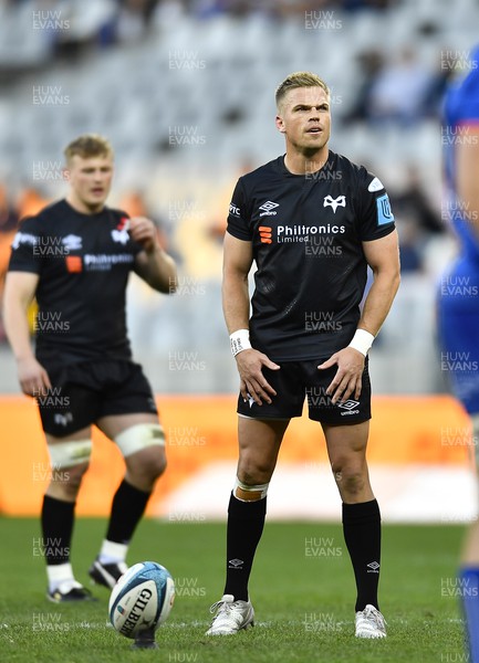 020422 - DHL Stormers v Ospreys - United Rugby Championship - Gareth Anscombe of Ospreys prepares to kick for goal