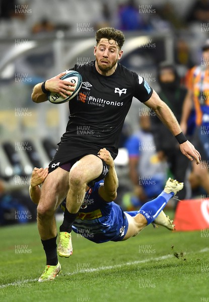 020422 - DHL Stormers v Ospreys - United Rugby Championship - Alex Cuthbert of Ospreys is tackled by Paul de Wet of the Stormers