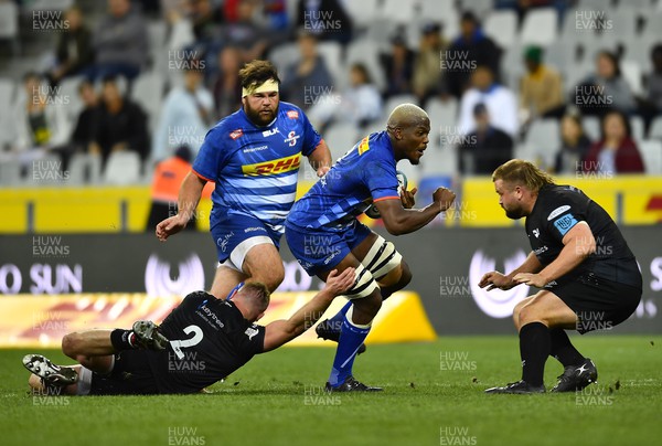 020422 - DHL Stormers v Ospreys - United Rugby Championship - Hacjivah Dayimani of the Stormers is tackled by Dewi Lake and Tomas Francis