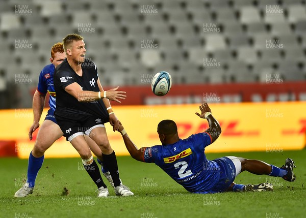 020422 - DHL Stormers v Ospreys - United Rugby Championship - Gareth Anscombe of Ospreys passes out of the tackle of Chad Solomon