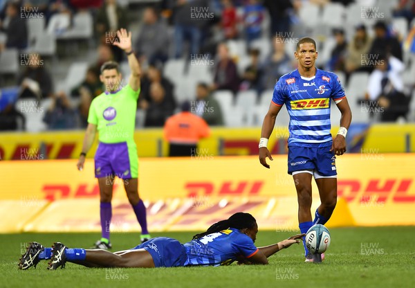 020422 - DHL Stormers v Ospreys - United Rugby Championship - Seabelo Senatla holds the ball steady for the kick of Manie Libbok of the Stormers