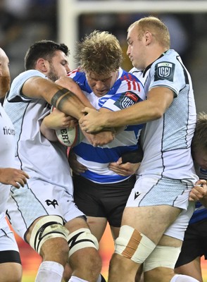 031025 - DHL Stormers v Ospreys, United Rugby Championship - Evan Roos of the Stormers is held by Rhys Davies and Huw Sutton of Ospreys
