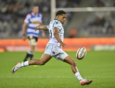 031025 - DHL Stormers v Ospreys, United Rugby Championship - Keelan Giles of Ospreys kicks clear
