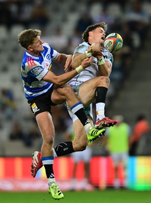 031025 - DHL Stormers v Ospreys, United Rugby Championship - Jurie Matthee of the Stormers and Jack Walsh of the Ospreys