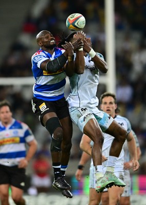 031025 - DHL Stormers v Ospreys, United Rugby Championship - Seabelo Senatla of the Stormers and Dan Kasende of the Ospreys  compete for the ball