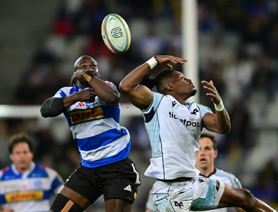 031025 - DHL Stormers v Ospreys, United Rugby Championship - Seabelo Senatla of the Stormers and Dan Kasende of the Ospreys  compete for the ball