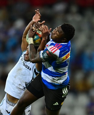 031025 - DHL Stormers v Ospreys, United Rugby Championship - Wandisile Simelane of the Stormers challenges