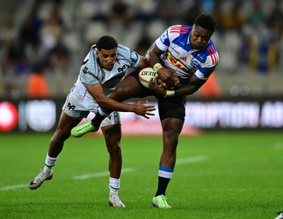 031025 - DHL Stormers v Ospreys, United Rugby Championship - Wandisile Simelane of the Stormers and Keelan Giles compete for the ball