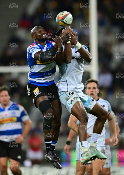 031025 - DHL Stormers v Ospreys, United Rugby Championship - Seabelo Senatla of the Stormers and Dan Kasende of the Ospreys  compete for the ball