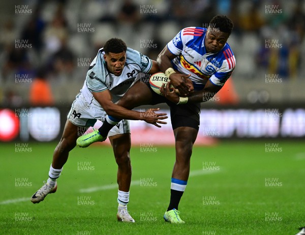 031025 - DHL Stormers v Ospreys, United Rugby Championship - Wandisile Simelane of the Stormers and Keelan Giles compete for the ball