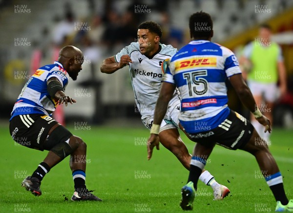 031025 - DHL Stormers v Ospreys, United Rugby Championship - Keelan Giles of the Ospreys attacks