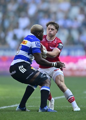 241026 - DHL Stormers v Scarlets - United Rugby Championship Quarter Final -  Macs Page of the Scarlets tackled by Hacjivah Dayimani of the Stormers