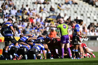 241026 - DHL Stormers v Scarlets - United Rugby Championship Quarter Final - A view of the referee at the scrum