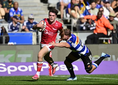 241026 - DHL Stormers v Scarlets - United Rugby Championship Quarter Final - Joe Roberts of the Scarlets scores a try