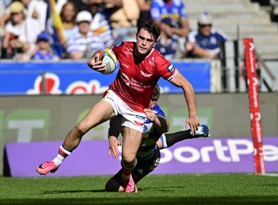 241026 - DHL Stormers v Scarlets - United Rugby Championship Quarter Final - Joe Roberts of the Scarlets scores a try