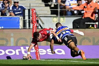 241026 - DHL Stormers v Scarlets - United Rugby Championship Quarter Final - Ioan Jones of the Scarlets scores a try