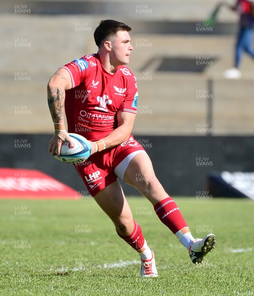 281023 - DHL Stormers v Scarlets - United Rugby Championship - Joe Roberts of Scarlets looks to pass