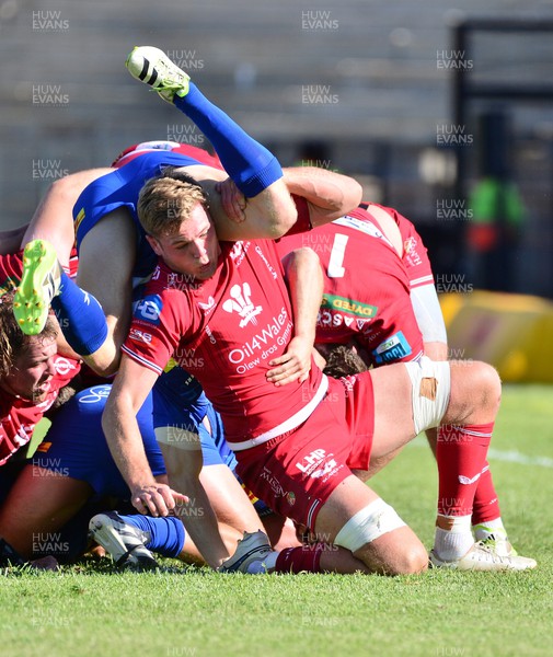 281023 - DHL Stormers v Scarlets - United Rugby Championship - Paul de Wet of DHL Stormers tackled by Taine Plumtree of Scarlets