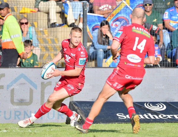 281023 - DHL Stormers v Scarlets - United Rugby Championship - Johnny McNicholl of Scarlets looks to pass