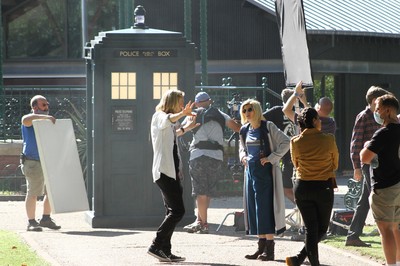 200921 - Doctor Who Series 13 Filming - Jodie Whittaker on location in Grange Gardens, Grangetown, Cardiff for what is believed to be the Doctor Who Centenary Special