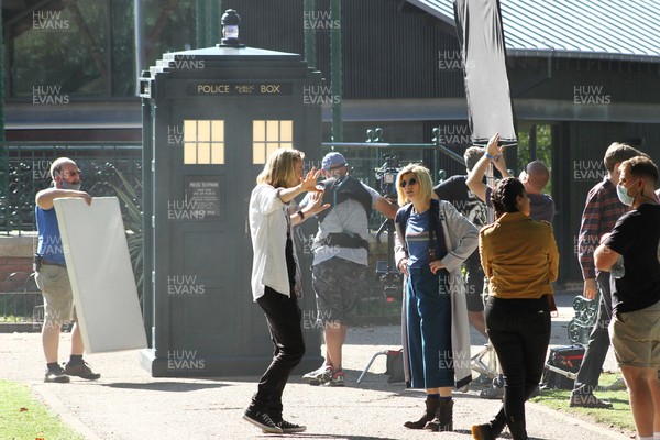 200921 - Doctor Who Series 13 Filming - Jodie Whittaker on location in Grange Gardens, Grangetown, Cardiff for what is believed to be the Doctor Who Centenary Special