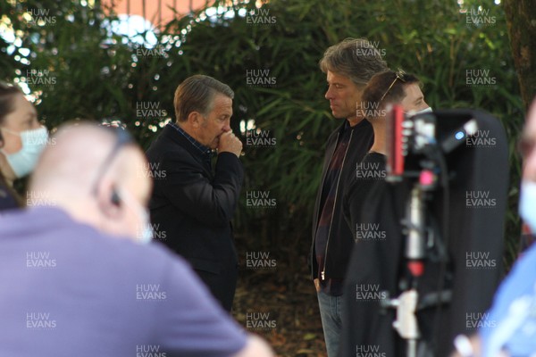 200921 - Doctor Who Series 13 Filming - Bradley Walsh and John Bishop chat between scenes at Grange Gardens, Grangetown, Cardiff for what is believed to be the Doctor Who Centenary Special