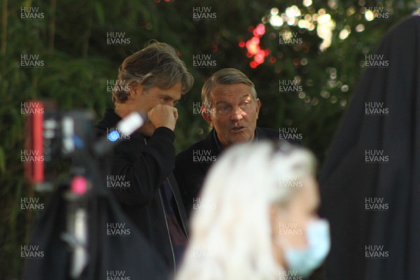 200921 - Doctor Who Series 13 Filming - Bradley Walsh and John Bishop chat between scenes at Grange Gardens, Grangetown, Cardiff for what is believed to be the Doctor Who Centenary Special