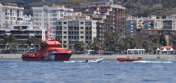 170521 - Coastguards rescue out of control Zodiac boat, Almunecar, Spain - An out-of-control Zodiac boat, with a dog on board, circling out of control approximately 300 metres from the coast in Almunecar