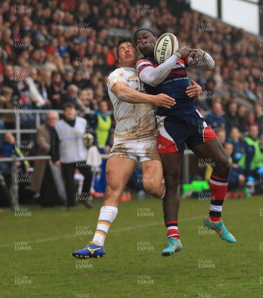 030415 - Doncaster Knights v Worcester Warriors - British and Irish Cup Final - Tyson Lewis of Doncaster Knights and Dean Hammond of Worcester Warriors battle for the ball 