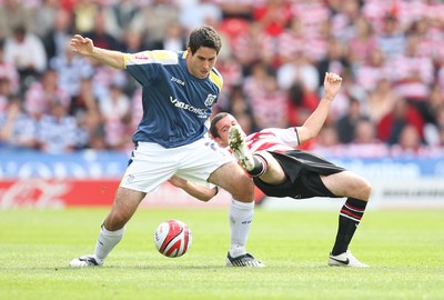 16.08.08...Doncaster Rovers v Cardiff City, Coca Cola Championship. -  Cardiff's Peter Whittingham sees off Doncaster's Lewis Guy's challenge 